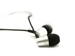 維es Q7 銀白耳機 音色與顏值的雙重救贖